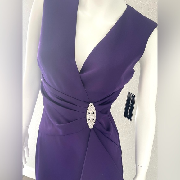 Jessica Howard woman’s sleeveless v-neck solid scuba sheath dress - Picture 3 of 6